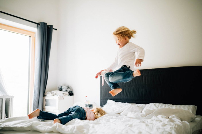 Familienfotograf Kassel Babyshooting Babyfotograf Homestory Kind zuhause Hessen Niedersachsen Storytelling Inka Englisch Photography