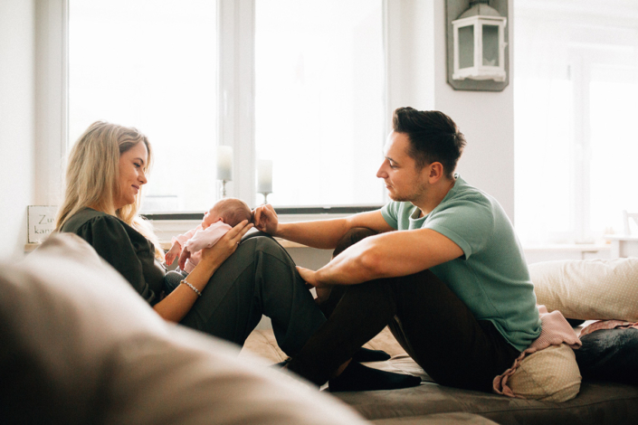 Familienfotograf Kassel Babyshooting zuhause Babyfotograf Homestory Neugeboren Newborn Hessen Niedersachsen Storytelling Inka Englisch Photography