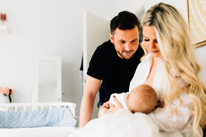 Familienfotograf Kassel Babyshooting zuhause Babyfotograf Homestory Neugeboren Newborn Hessen Niedersachsen Storytelling Inka Englisch Photography