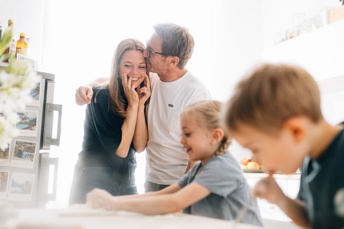 Familienfotograf Kassel Homestory Kind zuhause backen Hessen Niedersachsen Storytelling Inka Englisch Photography