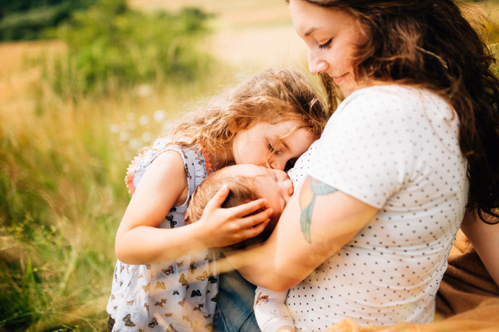 Familienfotograf Kassel Babyshooting Babyfotograf Homestory Neugeboren Newborn Hessen Niedersachsen outdoor Storytelling Inka Englisch Photography