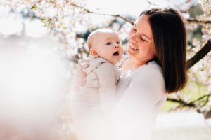 Familienfotograf Kassel Babyshooting Kirschblüten outdoor Babyfotograf Homestory Neugeboren Newborn Hessen Niedersachsen Storytelling Inka Englisch Photography