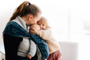 Familienfotograf Kassel Fotograf Familienshooting Homestory Kind zuhause Hessen Storytelling Inka Englisch Photography