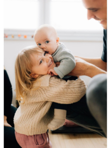 Familienfotograf Kassel Fotograf Familienshooting Homestory Kind zuhause Hessen Storytelling Inka Englisch Photography